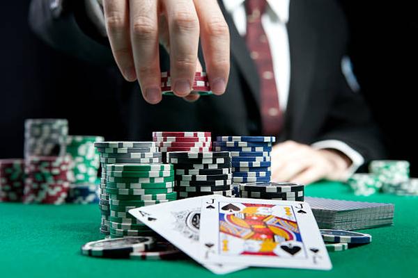 Simple strategies to chơi poker for steady growth